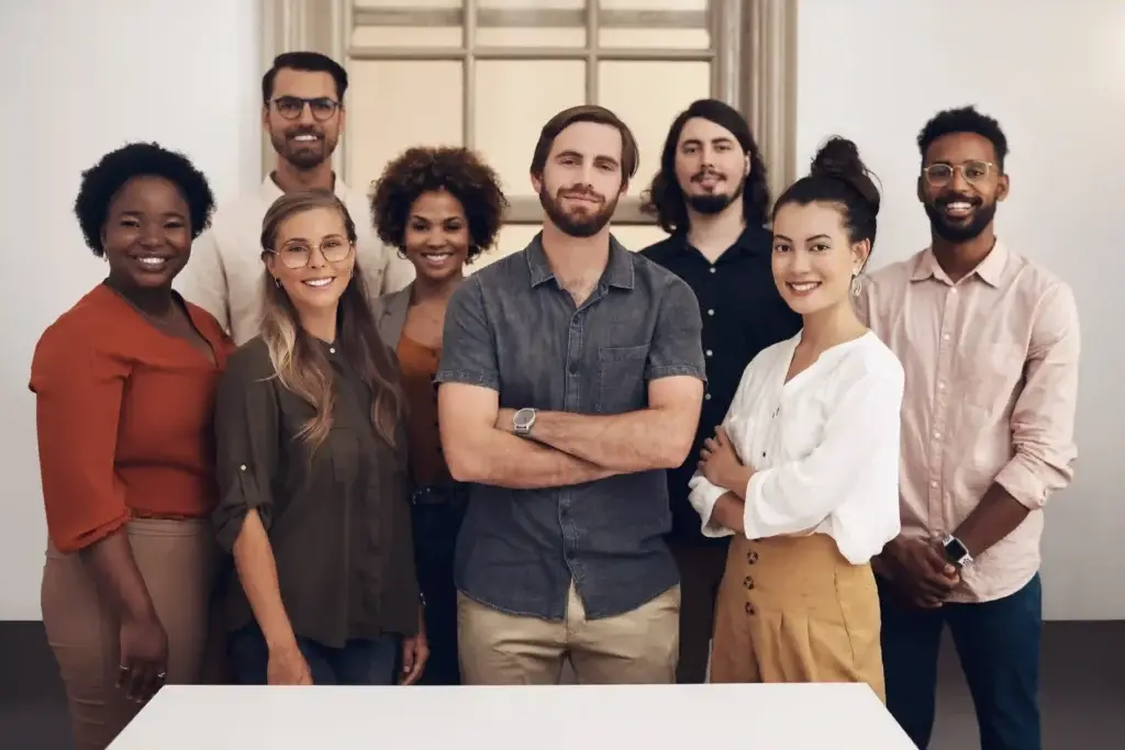 Team hos Flexum Coworking i professionelt kontormiljø – moderne coworking space med fællesskab og fleksible arbejdspladser