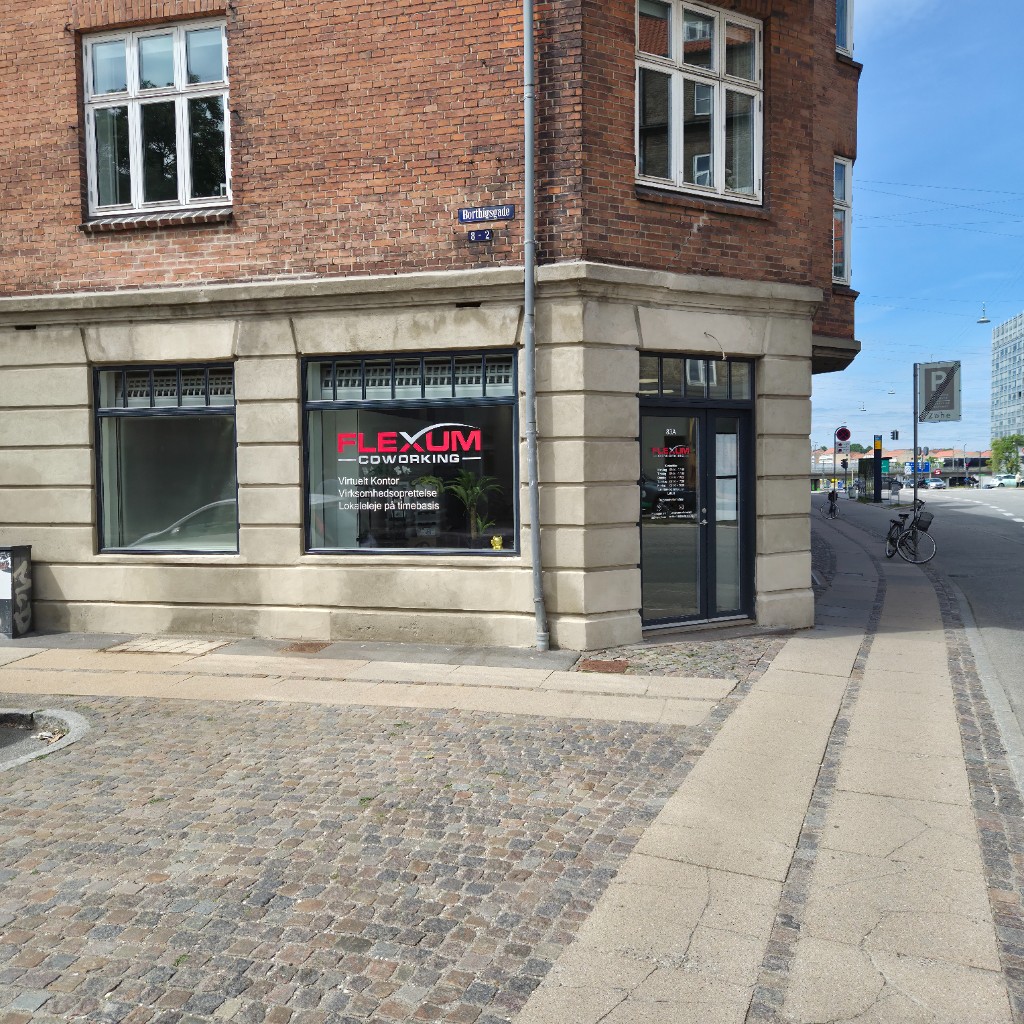 Flexum Coworking facade med logo og services i vinduet